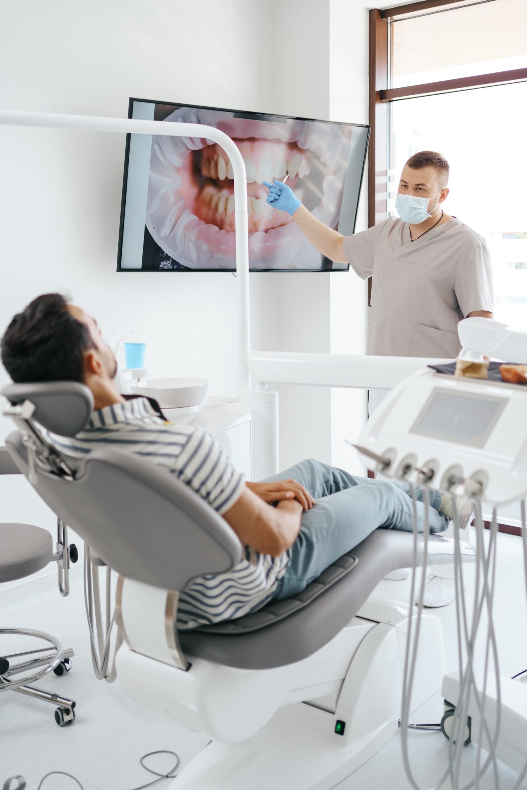 Dentist explaining teeth image on the screen dentist sarnia